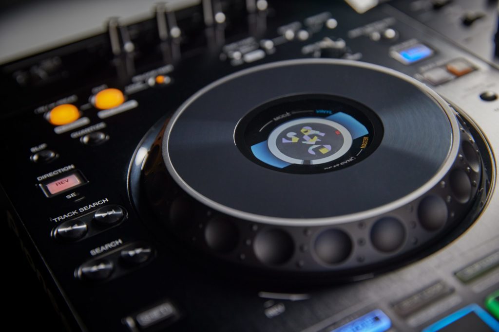 Pioneer DJ XDJ-RX3 jog wheel with central display