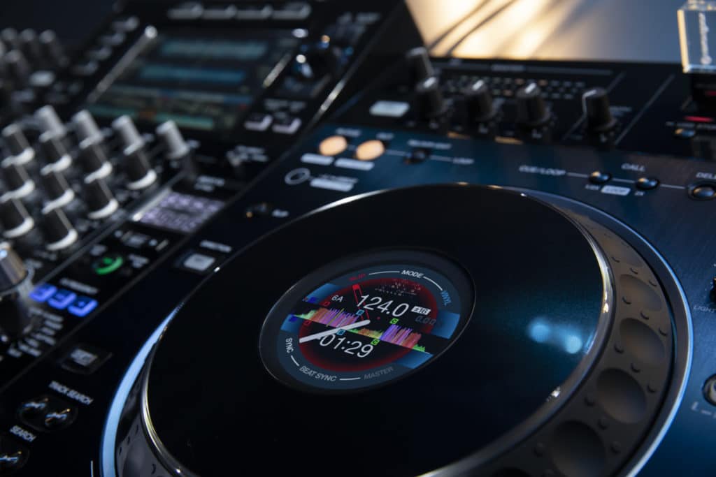 Pioneer DJ XDJ-XZ jog wheel with central display